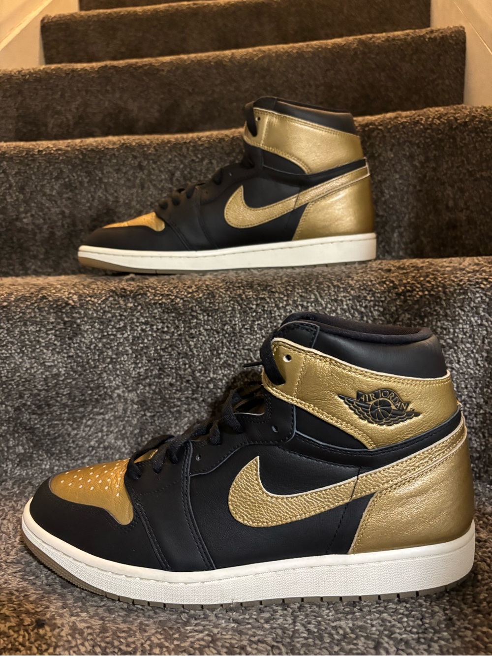 Nike air jordan 1 black and metallic gold size 13